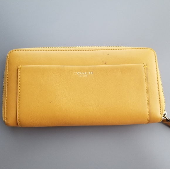 LV 44-000  Coach Large Zippy compact wallet - Picture 1 of 8